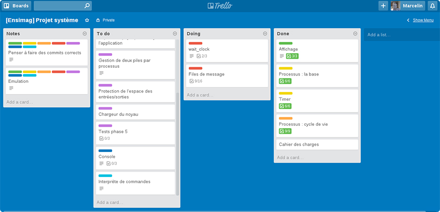L'interface de Trello, un outil de gestion de projets sur écran interactif