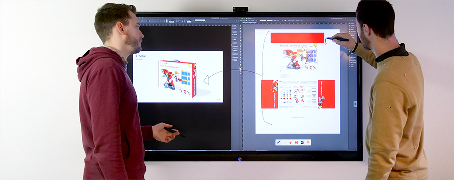 séance de travail de designers sur un écran tactile géant