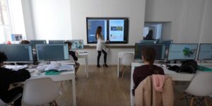 écran interactif dans une classe