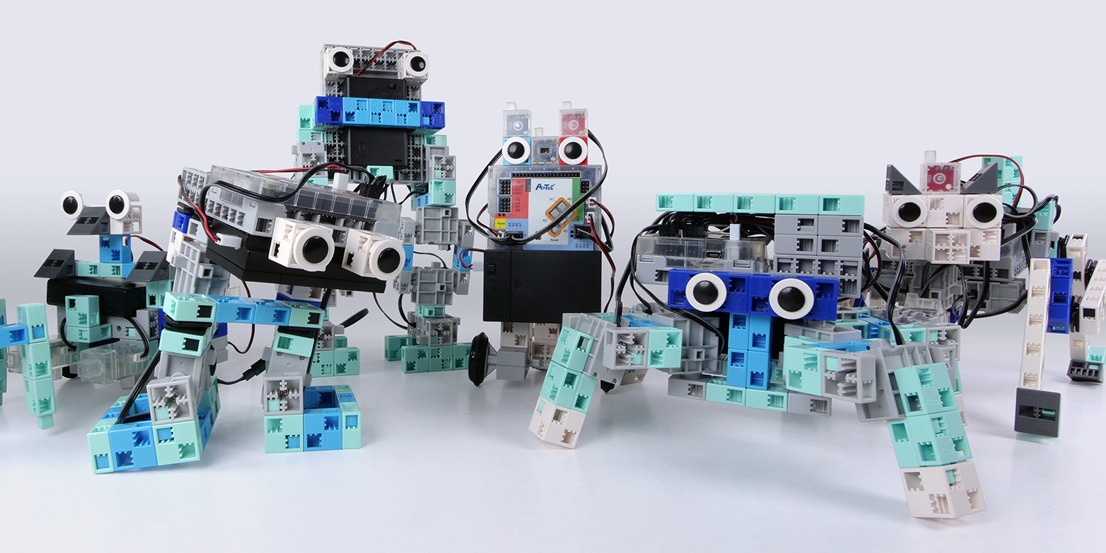un kit pédagogique scolaire pour créer plusieurs modèles de robots programmables