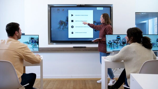 écran interactif dans une salle de classe