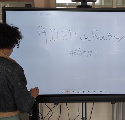 installation écran numérique interactif SuperGlass Speechi à l'ADEP Roubaix